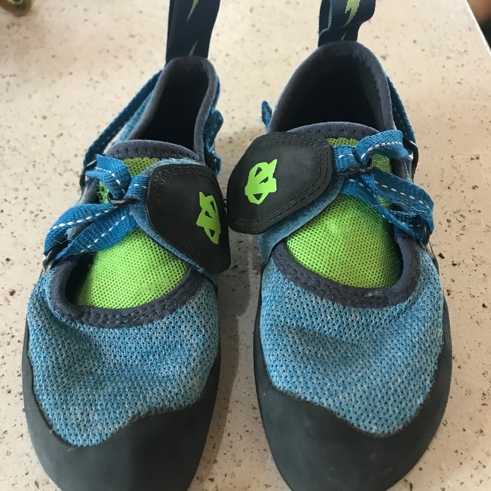 Kids evolv size 1 climbing shoes